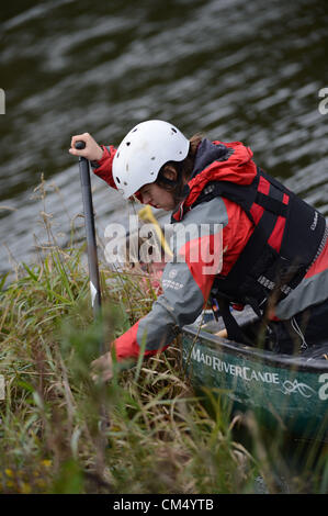 Machynlleth, Powys, Pays de Galles. 5 octobre 2012. La recherche d'équipes spécialisées rescure river Dyfi pour signes de de fille de cinq ans enlevé en jouant à Jones d'avril à l'extérieur de sa maison le 1er octobre 2012. Les policiers sont maintenant traiter la disparition forcée comme une enquête sur un meurtre et se poursuivent à la question 46 ans homme local MARK BRIDGER. Credit : Keith morris / Alamy Live News Banque D'Images