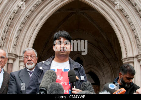 Londres, Royaume-Uni. 05/10/12. Hamja Ahsan, frère Nacen Ahsan parle après la conclusion hors de son frère a perdu son dernier appel d'extradition. Credit : Pete Maclaine / Alamy Live News Banque D'Images