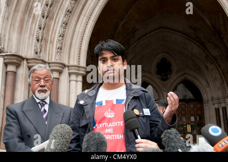 Londres, Royaume-Uni. 05/10/12. Hamja Ahsan, frère Nacen Ahsan parle après la conclusion hors de son frère a perdu son dernier appel d'extradition. Credit : Pete Maclaine / Alamy Live News Banque D'Images