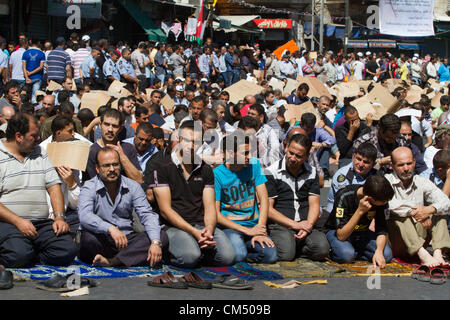 Amman, Jordanie. 5 octobre 2012. Assister à des manifestants pro-réforme rallye organisé par les Frères musulmans près de la mosquée Husseini au centre-ville d'Amman, Jordanie, le vendredi 5 octobre 2012. Les manifestants, a appelé à la poursuite des réformes politiques qui comprennent mieux les lois électorales, plus d'amendements constitutionnels et de sérieux efforts pour lutter contre la corruption. Credit : Remote-software / Alamy Live News Banque D'Images