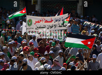 Amman, Jordanie. 5 octobre 2012. Assister à des manifestants pro-réforme rallye organisé par les Frères musulmans près de la mosquée Husseini au centre-ville d'Amman, Jordanie, le vendredi 5 octobre 2012. Les manifestants, a appelé à la poursuite des réformes politiques qui comprennent mieux les lois électorales, plus d'amendements constitutionnels et de sérieux efforts pour lutter contre la corruption. Credit : Remote-software / Alamy Live News Banque D'Images