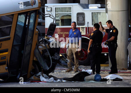 4 octobre 2012 - San Antonio, Texas, États-Unis - les agents de police de San Antonio voir la scène d'un accident après une collision a causé une DSI de San Antonio à l'autobus scolaire par le biais d'un écrasement garde-corps et tomber I-37 près de Houston Street. A 7 ans, et deux étudiants San Antonio et collaborateurs ont été blessés. (Crédit Image : © Helen L. Montoya/San Antonio Express-News/ZUMAPRESS.com) Banque D'Images