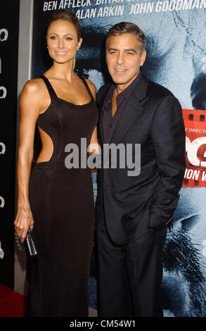 4 octobre 2012 - Los Angeles, Californie, États-Unis - GEORGE CLOONEY ET Stacy Keibler amie assister à la première de 'Argo' à l'Académie de théâtre. (Crédit Image : © Phil Roach/Photos/ZUMAPRESS.com) Globe Banque D'Images