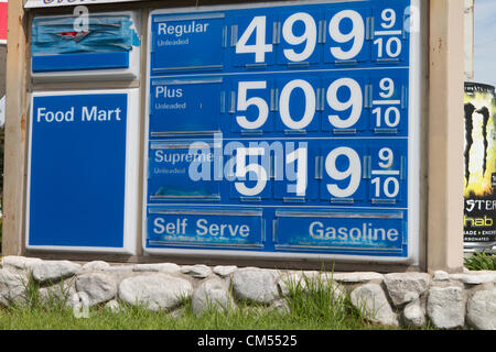 6 octobre 2012 Les prix du gaz californien (le plus haut de la nation) a grimpé au cours du week-end avec certains automobilistes de payer plus de $5 Banque D'Images