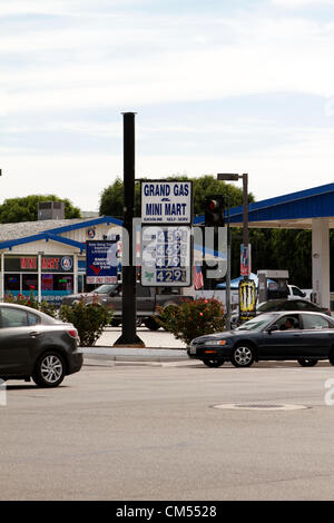 6 octobre 2012 Les prix du gaz californien (le plus haut de la nation) a grimpé au cours du week-end avec certains automobilistes de payer plus de $5 Banque D'Images