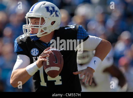 6 octobre 2012 - Lexington, Kentucky, États-Unis - Kentucky Wildcats's Patrick serviettes (14) a mené le bal au premier trimestre de l'État du Mississippi à New York jeu de foot au stade du Commonwealth, à Lexington, KY., le 6 octobre 2012. Photo par Pablo Alcala | Personnel (crédit Image : © Lexington Herald-Leader/ZUMAPRESS.com) Banque D'Images