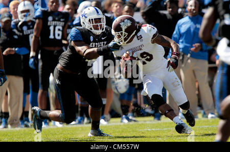 6 octobre 2012 - Lexington, Kentucky, États-Unis - Kentucky Wildcats's Avery Williamson (40) a abordé Arceto Clark (19) dans le deuxième trimestre de l'État du Mississippi à New York jeu de foot au stade du Commonwealth, à Lexington, KY., le 6 octobre 2012. Photo par Pablo Alcala | Personnel (crédit Image : © Lexington Herald-Leader/ZUMAPRESS.com) Banque D'Images