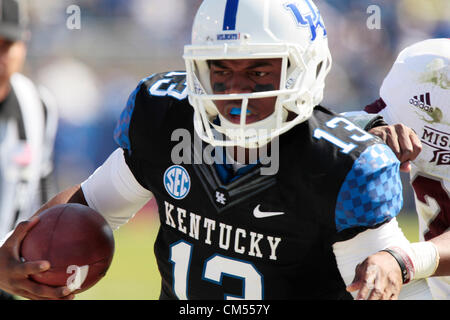 6 octobre 2012 - Lexington, Kentucky, États-Unis - Kentucky Wildcats's Jalen Whitlow (13) a mené le bal dans le troisième trimestre de l'État du Mississippi à New York jeu de foot au stade du Commonwealth, à Lexington, KY., le 6 octobre 2012. Photo par Pablo Alcala | Personnel (crédit Image : © Lexington Herald-Leader/ZUMAPRESS.com) Banque D'Images