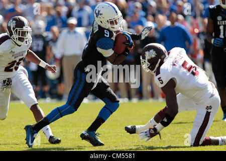 6 octobre 2012 - Lexington, Kentucky, États-Unis - Kentucky Wildcats Demarco, Robinson a été arrêté par Nickoe Whitley (5) dans le troisième trimestre de l'État du Mississippi à New York jeu de foot au stade du Commonwealth, à Lexington, KY., le 6 octobre 2012. Photo par Pablo Alcala | Personnel (crédit Image : © Lexington Herald-Leader/ZUMAPRESS.com) Banque D'Images