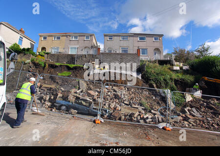 Swansea, Royaume-Uni, samedi 6 octobre 2012. Un vieux VW Polo a été la seule victime après un mur de soutènement s'est effondré à Swansea. La route a été fermée et quatre maisons évacuées après le glissement de terrain dans la région de St Thomas de la ville dans les premières heures. Personne n'a été blessé dans l'incident à Beaumont Crescent à 4.20am le samedi. Mais la police de Nouvelle-Galles du Sud les évacués par mesure de précaution. Ils sont chez des amis et de la famille, tandis que les travailleurs du conseil sont de rendre le site sécuritaire. Banque D'Images