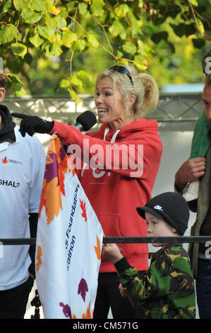 Hyde Park, London, UK. 7 octobre 2012. Nell McAndrew commence la course. Les parcs royaux de semi-marathon se déroule à travers les parcs et les régions du centre de Londres. Banque D'Images