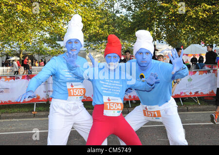 Hyde Park, London, UK. 7 octobre 2012. Trois hommes en costumes Smurf près de la porte, juste avant le départ de la course. Les parcs royaux de semi-marathon se déroule à travers les parcs et les régions du centre de Londres. Banque D'Images