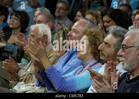 Athènes, Grèce, 6 octobre 2012. Les jeunes membres de l'opposition grecque, parti de gauche SYRIZA organiser un festival. Membres et sympathisants de SYRIZA assister à des discours et entretiens. Credit : Nikolas Georgiou / Alamy Live News Banque D'Images