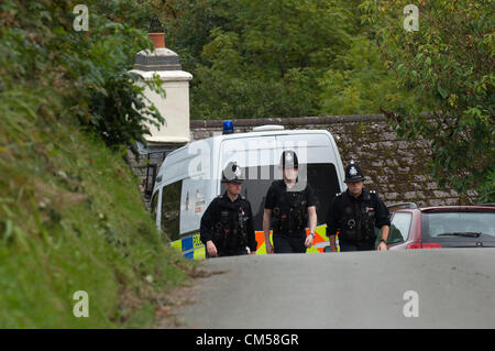 7 octobre 2012. Ceinws, Machynlleth, UK. Les agents de police près du chalet loué par Mark Bridger 46 dans le village de Ceinws le septième jour de recherches intensives pour 5 ans Avril Jones.Elle a été vue pour la dernière fois d'entrer dans un van de couleur claire alors qu'elle jouait sur son vélo avec des amis près de chez elle sur le Bry-Y-Gog estate autour de 19.00h le lundi 1er octobre 2012.Mark Bridger 46 suspects, a été arrêté le 2 octobre 2012, et par la suite être accusé de son meurtre, enlèvement et pervertir le cours de la justice. Credit:Graham M. Lawrence/Alamy Live News Banque D'Images