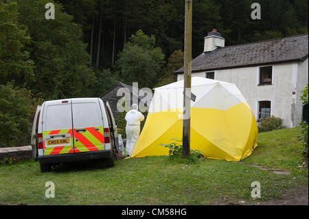 7 octobre 2012. Ceinws, Machynlleth, UK travaux de médecine légale au chalet loué par Mark Bridger 46 dans le village de Ceinws le septième jour de recherches intensives pour 5 ans Avril Jones. Elle a été vue pour la dernière fois d'entrer dans un van de couleur claire alors qu'elle jouait sur son vélo avec des amis près de chez elle sur le Bry-Y-Gog estate autour de 19.00h le lundi 1er octobre 2012.Mark Bridger 46 suspects, a été arrêté le 2 octobre 2012, et par la suite être accusé de son meurtre, enlèvement et pervertir le cours de la justice. Crédit photo:Graham M. Lawrence/Alamy Live News. Banque D'Images