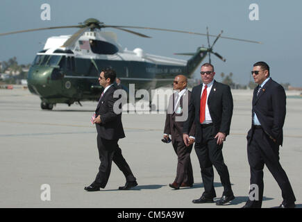 Le 7 octobre, 2012 - Los Angeles, Californie, USA - Agents secrets d'attendre l'arrivée du président américain Barack Obama sur l'Air Force One à l'Aéroport International de Los Angeles Dimanche 7 octobre 2012 à Los Angeles, en Californie pour une série de collectes de fonds pour sa campagne présidentielle. (Crédit Image : © Rex Atienza/Prensa Internacional/ZUMAPRESS.com) Banque D'Images