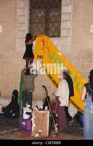 7 octobre 2012 - les artistes de rue pour protester pour la défense de leur profession dans la Piazza di Santa Maria in Trastevere Square, Rome, Italie Banque D'Images