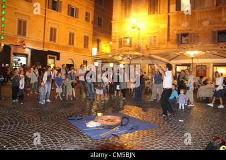 7 octobre 2012 - les artistes de rue pour protester pour la défense de leur profession dans la Piazza di Santa Maria in Trastevere Square, Rome, Italie Banque D'Images