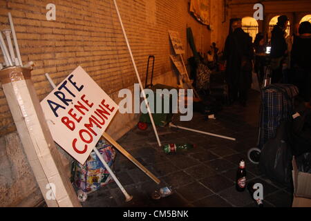 7 octobre 2012 - les artistes de rue pour protester pour la défense de leur profession dans la Piazza di Santa Maria in Trastevere Square, Rome, Italie Banque D'Images