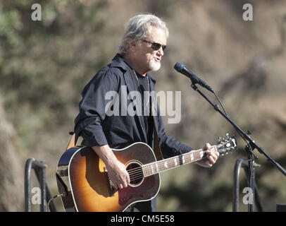 8 octobre 2012 - Keene, Californie, USA - Kris Kristofferson effectue le président Barack Obama à l'annonce de la création de la Cesar E. Chavez National Monument sur la propriété connue sous le nom de Nuestra Se ? ?ora Reina de la Paz (Notre Dame Reine de la paix), ou La Paz le lundi 8 octobre 2012 à Keene, en Californie. Le site a été le siège national de la United Farm Workers (UFW) ainsi que l'accueil et le lieu de travail de Cesar Chavez. (Crédit Image : © Armando Arorizo ZUMAPRESS.com)/Prensa Internacional/ Banque D'Images