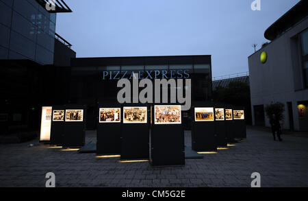 Brighton UK 9 Octobre 2012 - Une exposition de photographies dans le journal Argus à Brighton a augmenté dans Jubilee Square dans le cadre de la biennale de la photo Banque D'Images