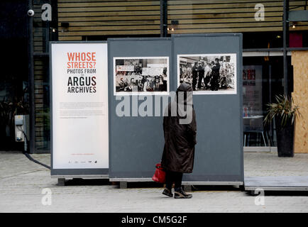 Brighton UK 9 Octobre 2012 - Une exposition de photographies dans le journal Argus à Brighton a augmenté dans Jubilee Square dans le cadre de la biennale de la photo Banque D'Images