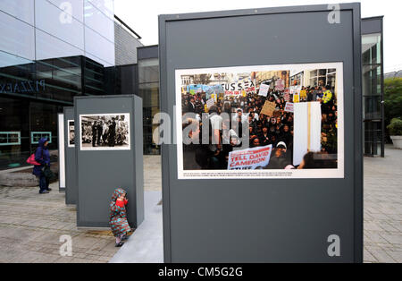 Brighton UK 9 Octobre 2012 - Une exposition de photographies dans le journal Argus à Brighton a augmenté dans Jubilee Square dans le cadre de la biennale de la photo Banque D'Images