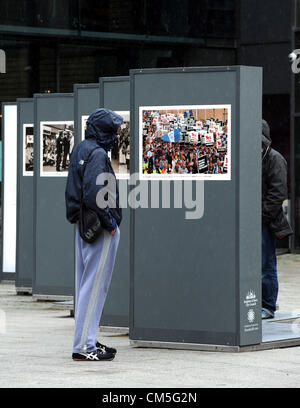 Brighton UK 9 Octobre 2012 - Une exposition de photographies dans le journal Argus à Brighton a augmenté dans Jubilee Square dans le cadre de la biennale de la photo Banque D'Images