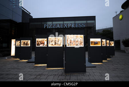 Brighton UK 9 Octobre 2012 - Une exposition de photographies dans le journal Argus à Brighton a augmenté dans Jubilee Square Banque D'Images