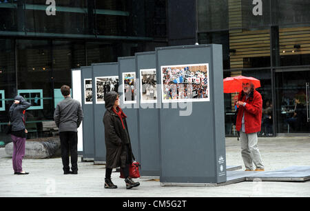 Brighton UK 9 Octobre 2012 - Une exposition de photographies dans le journal Argus à Brighton a augmenté dans Jubilee Square dans le cadre de la biennale de la photo Banque D'Images