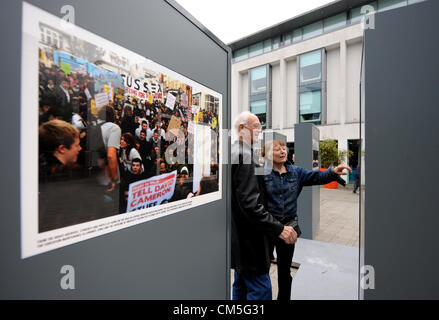 Brighton UK 9 Octobre 2012 - Une exposition de photographies dans le journal Argus à Brighton a augmenté dans Jubilee Square dans le cadre de la biennale de la photo Banque D'Images