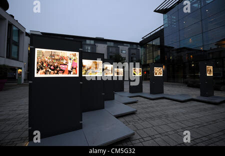 Brighton UK 9 Octobre 2012 - Une exposition de photographies dans le journal Argus à Brighton a augmenté dans Jubilee Square dans le cadre de la biennale de la photo Banque D'Images