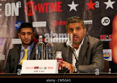 Londres, Royaume-Uni. 9 octobre 2012. Amir Khan boxer avec son manager Asif Vali prenant la parole à l'hôtel Mayfair à Londres le mardi 9 octobre 2012 pour promouvoir son combat du 15 décembre contre Carlos Molina à Los Angeles. Crédit : Paul McCabe / Alamy Live News Banque D'Images