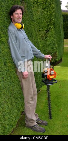 Athelhampton, Dorset, UK. 8 octobre 2012. Patrick Cooke consacre près de deux semaines de chaque année sur une échelle de 12 pieds de haut 30 iconique Yew Tree pyramides de sa demeure seigneuriale à Athelhampton Dorset. Photo par : DORSET MEDIA SERVICE Banque D'Images