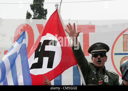 9 octobre 2012 - Athènes, Grèce - Manifestation contre la visite d'Angela Merkel à Athènes à l'extérieur du parlement grec. (Crédit Image : © Vafeiadakis ZUMAPRESS.com) Aristidis/ Banque D'Images