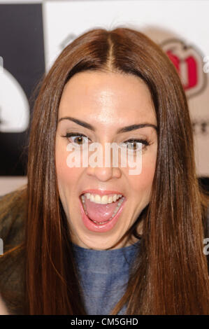 Belfast, en Irlande du Nord, Royaume-Uni. 9 octobre 2012. Melanie Chisholm (alias Mel C ou "Spice' étoffé), ancien membre de la bande 'fille' des Spice Girls, signe des autographes pour son nouvel album "stages" chez HMV Belfast, en avance sur son rendement en Jésus Christ Superstar" dans lesquels elle joue Marie Madeleine. Crédit : Stephen Barnes/Loisirs / Alamy Live News Banque D'Images