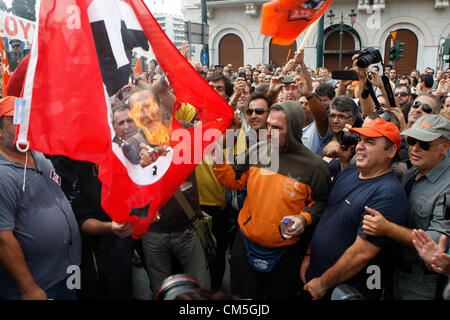 9 octobre 2012 - Athènes, Grèce - Manifestation contre la visite d'Angela Merkel à Athènes à l'extérieur du parlement grec. (Crédit Image : © Vafeiadakis ZUMAPRESS.com) Aristidis/ Banque D'Images