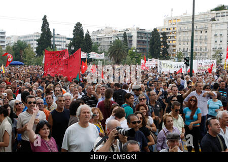 9 octobre 2012 - Athènes, Grèce - Manifestation contre la visite d'Angela Merkel à Athènes à l'extérieur du parlement grec. (Crédit Image : © Vafeiadakis ZUMAPRESS.com) Aristidis/ Banque D'Images