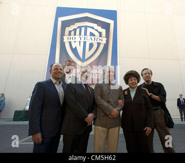 3 octobre 2012 - Burbank, Californie, USA - dans le monde le président de Warner Home Vidéo Ron Sanders, président de Warner Home Vidéo Amérique du Nord Mark Horak, Warner Bros' président et chef Barry Meyer, Warner Home Entertainment Vice-président exécutif et directeur général de Catalogue Jeff Baker, Jane Withers et directeur William Friedkin à Warner Bros Home Entertainment 2013 Year-Long 90e anniversaire célébration mondiale tenue à Warner Bros Studios le 3 octobre 2012 à Burbank, Californie..ARMANDO ARORIZO/PI (crédit Image : © Armando Arorizo ZUMAPRESS.com)/Prensa Internacional/ Banque D'Images