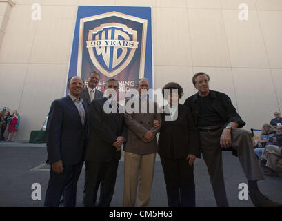 3 octobre 2012 - Burbank, Californie, USA - dans le monde le président de Warner Home Vidéo Ron Sanders, président de Warner Home Vidéo Amérique du Nord Mark Horak, Warner Bros' président et chef Barry Meyer, Warner Home Entertainment Vice-président exécutif et directeur général de Catalogue Jeff Baker, Jane Withers et directeur William Friedkin à Warner Bros Home Entertainment 2013 Year-Long 90e anniversaire célébration mondiale tenue à Warner Bros Studios le 3 octobre 2012 à Burbank, Californie..ARMANDO ARORIZO/PI (crédit Image : © Armando Arorizo ZUMAPRESS.com)/Prensa Internacional/ Banque D'Images