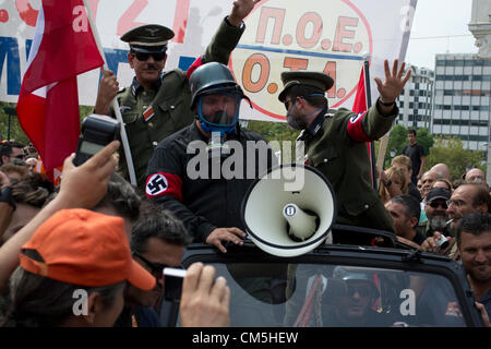 Athènes, Grèce, 9 octobre 2012. Angela Merkel à Athènes visites et déclenche des protestations massives. Plus de 60.000 personnes ont manifesté à la place Syntagma. La manifestation s'est terminée par des affrontements entre les jeunes et la police anti-émeute. Symboliquement représenté manifestants habillés comme nazis Crédit : Nikolas Georgiou / Alamy Live News Banque D'Images