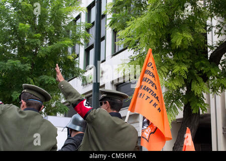 Athènes, Grèce, 9 octobre 2012. Angela Merkel à Athènes visites et déclenche des protestations massives. Plus de 60.000 personnes ont manifesté à la place Syntagma. Sur la photo, d'une municipalité symboliquement travailleurs habillés comme des nazis. Credit : Nikolas Georgiou / Alamy Live News Banque D'Images