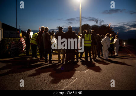 Menwith Hill, North Yorkshire, UK. 9 octobre 2012. Un groupe de manifestants se rassemblent pacifiquement devant le site d'observation militaire de nous run Banque D'Images