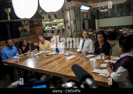20 août 2012 - Washington, District of Columbia, États-Unis - Le président des États-Unis Barack Obama, troisième à partir de la droite, et la Première Dame Michelle Obama, deuxième à partir de la droite, de dîner avec trois gagnants de la "Intérieur avec Barack et Michelle' concours de collecte de fonds à Mintwood Place. (Crédit Image : ©/ZUMAPRESS.com) Marovich Pete Banque D'Images