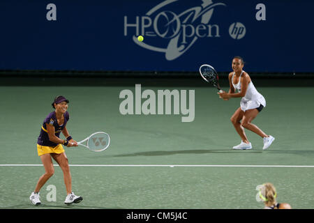 Osaka, Japon. (L à R) Kimiko Date-Krumm (JPN), Heather Watson (GBR), 9 octobre 2012 - Tennis : HP Japan Women's Open de Tennis 2012, en double féminin au premier tour Tennis Center Utsubo, Osaka, Japon. (Photo par Akihiro Sugimoto/AFLO SPORT) [1080] Banque D'Images