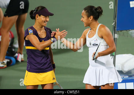 Osaka, Japon. (L à R) Kimiko Date-Krumm (JPN), Heather Watson (GBR), 9 octobre 2012 - Tennis : HP Japan Women's Open de Tennis 2012, en double féminin au premier tour Tennis Center Utsubo, Osaka, Japon. (Photo par Akihiro Sugimoto/AFLO SPORT) [1080] Banque D'Images