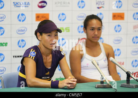 Osaka, Japon. (L à R) Kimiko Date-Krumm (JPN), Heather Watson (GBR), 9 octobre 2012 - Tennis : HP Japan Women's Open de Tennis 2012, en double féminin au premier tour Tennis Center Utsubo, Osaka, Japon. (Photo par Akihiro Sugimoto/AFLO SPORT) [1080] Banque D'Images