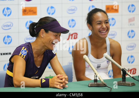 Osaka, Japon. (L à R) Kimiko Date-Krumm (JPN), Heather Watson (GBR), 9 octobre 2012 - Tennis : HP Japan Women's Open de Tennis 2012, en double féminin au premier tour Tennis Center Utsubo, Osaka, Japon. (Photo par Akihiro Sugimoto/AFLO SPORT) [1080] Banque D'Images