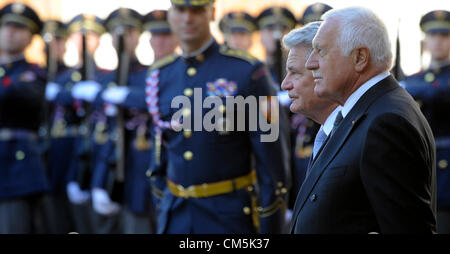 Le président tchèque Vaclav Klaus, avant, se félicite de son homologue allemand Joachim Gauck, arrière, au Château de Prague Mercredi, 10 octobre, 2012. Gauck paie la première visite en République tchèque dans sa fonction. (Photo/CTK Michal Kamaryt) Banque D'Images