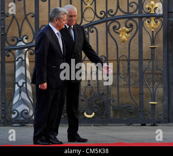 Le président tchèque Vaclav Klaus, droite, se félicite de son homologue allemand Joachim Gauck, gauche, au Château de Prague Mercredi, 10 octobre, 2012. Gauck paie la première visite en République tchèque dans sa fonction. (Photo/CTK Michal Kamaryt) Banque D'Images